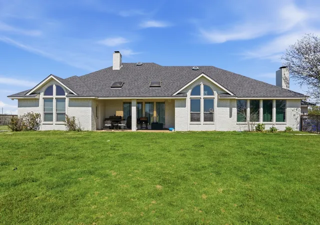 Photo 3 of Single family home for sale at 333 Meadow Crest Rd, Fort Worth, TX 76108 | MLS# 21214896 | Listing updated on 2026-09-29