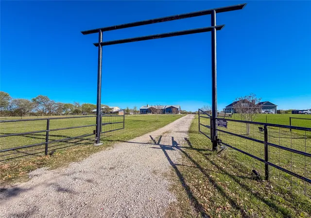 Photo 2 of Single family home for sale at 240 Cox Rd, Waxahachie, TX 75167 | MLS# 21214205 | Listing updated on 2026-07-23