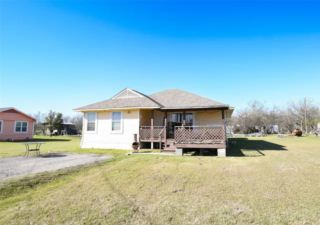Homes for sale in Gunter, TX | 520 W Oak St, Gunter, TX 75058 | MLS# 21214757