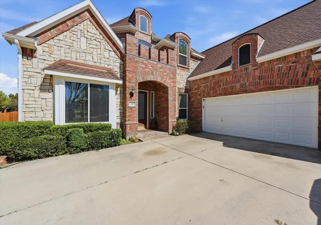Photo 3 of Single family home for sale at 5 Scramble Ct, Mansfield, TX 76063 | MLS# 21214241 | Listing updated on 2026-09-18