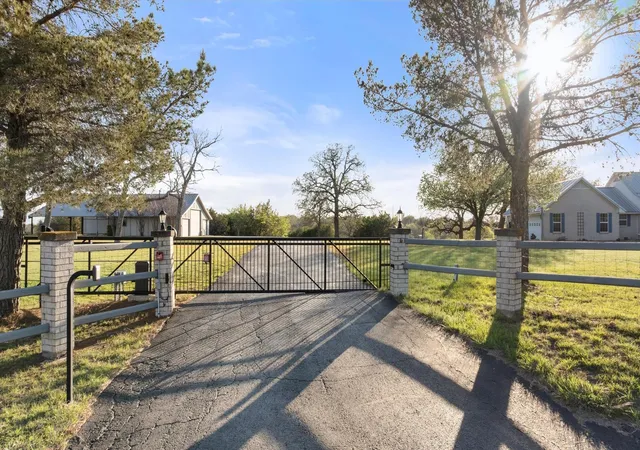 Photo 2 of Single family home for sale at 3100 Durant Ct, Granbury, TX 76049 | MLS# 21206388 | Listing updated on 2026-10-06