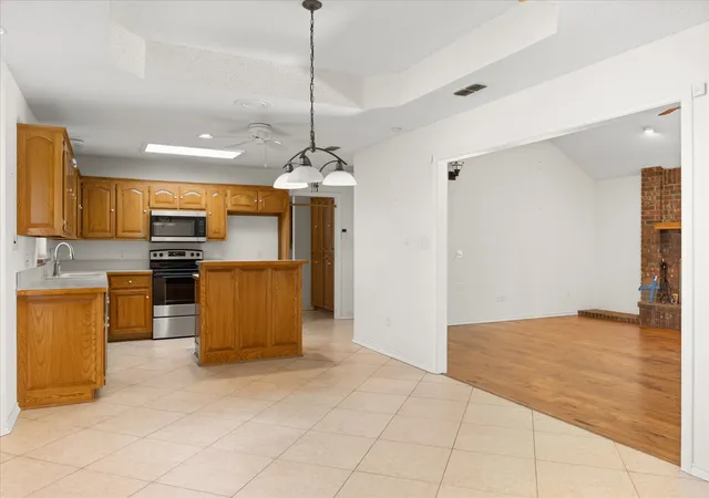 Photo 4 of Single family home for sale at 3100 Durant Ct, Granbury, TX 76049 | MLS# 21206388 | Listing updated on 2026-10-06