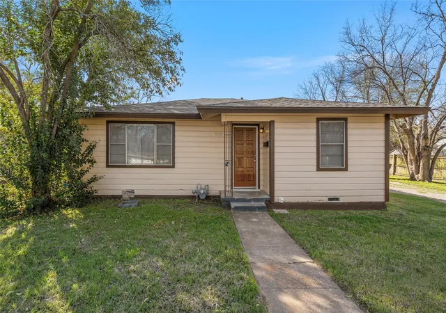 Photo 1 of Single family home for sale at 915 Faulkner Ln, Waco, TX 76704 | MLS# 21214308 | Listing updated on 2026-08-24