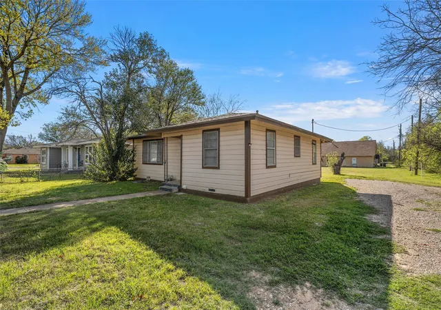 Photo 2 of Single family home for sale at 915 Faulkner Ln, Waco, TX 76704 | MLS# 21214308 | Listing updated on 2026-08-24