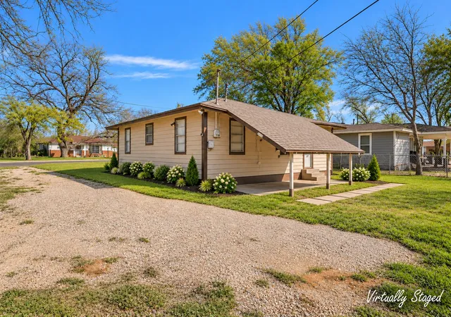 Photo 3 of Single family home for sale at 915 Faulkner Ln, Waco, TX 76704 | MLS# 21214308 | Listing updated on 2026-09-30