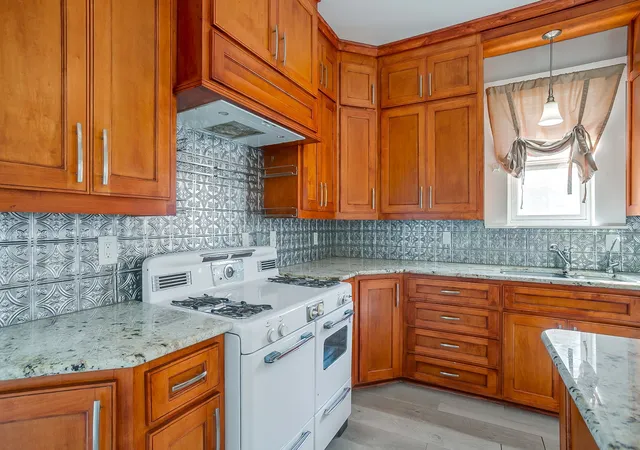 2nd image of 1014 W Arlington Ave, Fort Worth, TX 76110 | MLS# 21215418