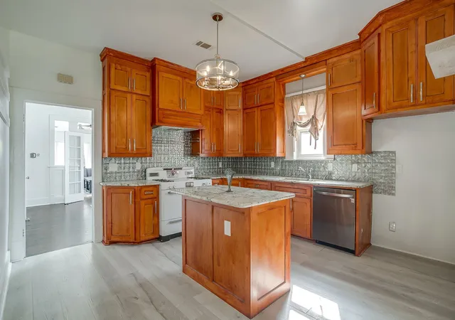 3rd image of 1014 W Arlington Ave, Fort Worth, TX 76110 | MLS# 21215418