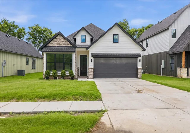 Photo 1 of Single family home for sale at 303 E Locust St, Leonard, TX 75452 | MLS# 21212678 | Listing updated on 2026-08-25