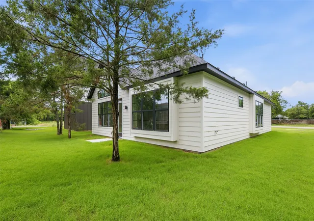 Photo 2 of Single family home for sale at 303 E Locust St, Leonard, TX 75452 | MLS# 21212678 | Listing updated on 2026-08-25