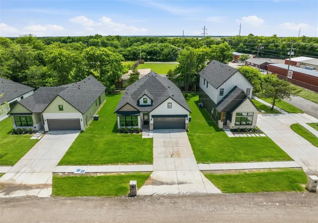 Photo 3 of Single family home for sale at 303 E Locust St, Leonard, TX 75452 | MLS# 21212678 | Listing updated on 2026-08-25