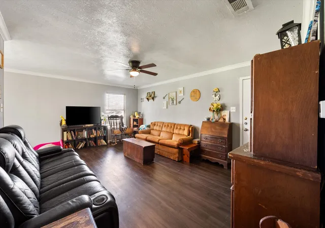 Photo 2 of Sale Pending at 700 W 3Rd Ave, Corsicana, TX 75110 | MLS# 21215998 | Listing updated on 2026-08-20
