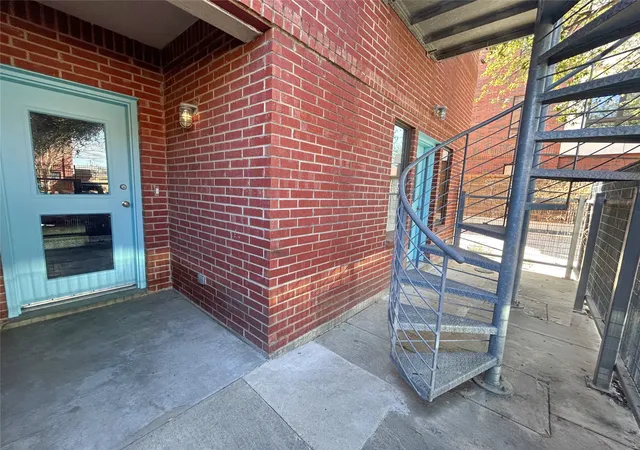 2nd image of 829 W Daggett Ave #H, Fort Worth, TX 76104 | MLS# 21216123