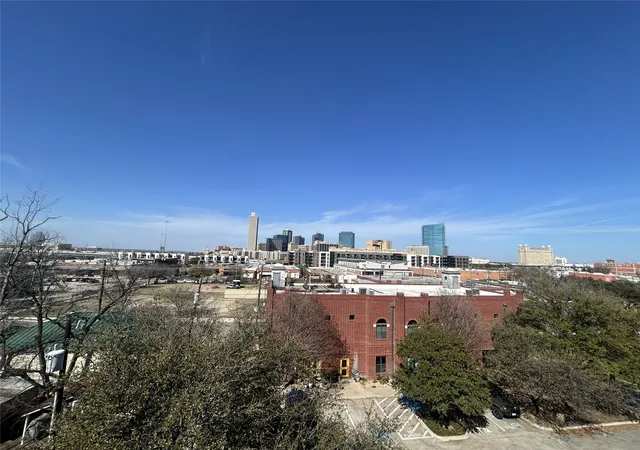 2nd image of 829 W Daggett Ave, Fort Worth, TX 76104