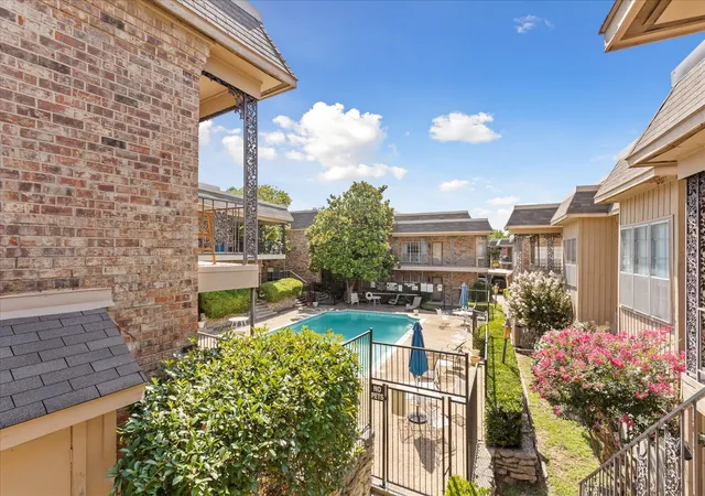 Listing Photo 2 - Condo for sale in building located at 4403 Bellaire Dr S, Fort Worth, TX 76109 - Unit #224S