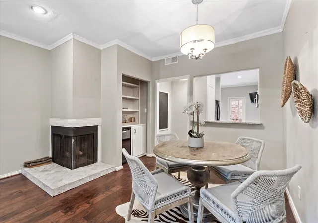 Listing Photo 5 - Condo for sale in building located at 4403 Bellaire Dr S, Fort Worth, TX 76109 - Unit #224S