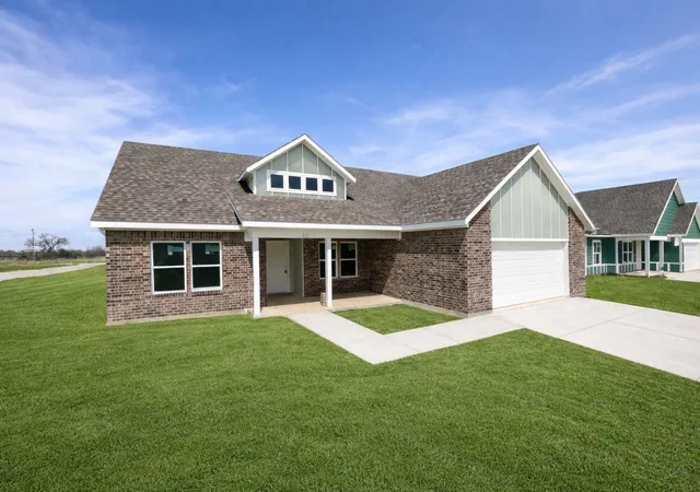 Photo 1 of Single family home for sale at 613 Crockett Dr, Cleburne, TX 76031 | MLS# 21216399 | Listing updated on 2026-07-18
