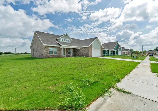 Photo 3 of Single family home for sale at 613 Crockett Dr, Cleburne, TX 76031 | MLS# 21216399 | Listing updated on 2026-07-18