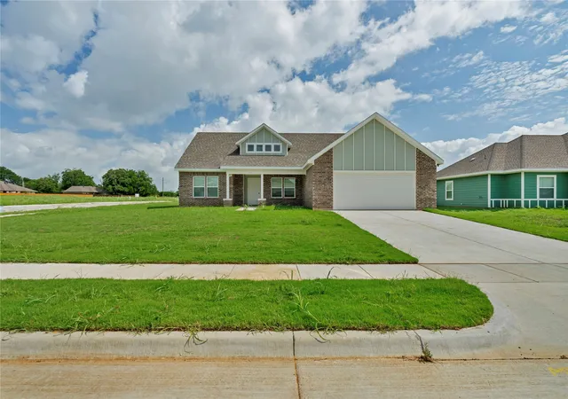Photo 3 of Single family home for sale at 613 Crockett Dr, Cleburne, TX 76031 | MLS# 21216399 | Listing updated on 2026-07-18