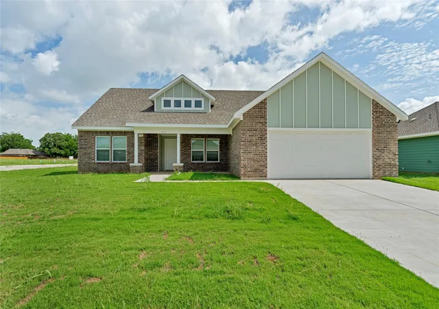 Photo 4 of Single family home for sale at 613 Crockett Dr, Cleburne, TX 76031 | MLS# 21216399 | Listing updated on 2026-07-18