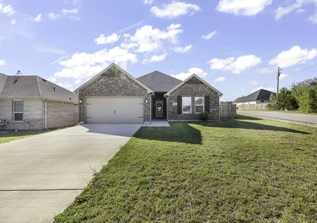 Photo 2 of Sale Pending at 2601 Austin Dr, Granbury, TX 76048 | MLS# 21213315 | Listing updated on 2026-08-27
