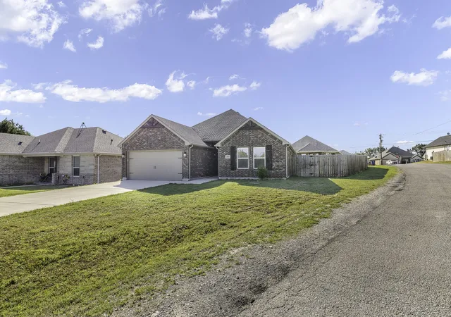 Photo 3 of Sale Pending at 2601 Austin Dr, Granbury, TX 76048 | MLS# 21213315 | Listing updated on 2026-08-27