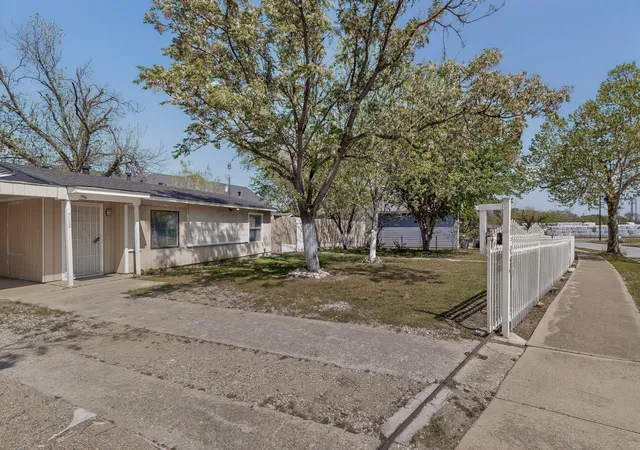 Photo 3 of Single family home for sale at 712 Hodgson St, Fort Worth, TX 76115 | MLS# 21214243 | Listing updated on 2026-09-17
