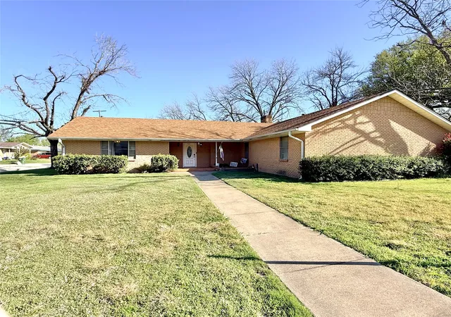 Homes for sale in Marlin, TX | 429 Agnes Ave, Marlin, TX 76661 | MLS# 21215966