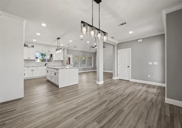 Photo 2 of Single family home for sale at 470 Elmwood Dr, Woodway, TX 76712 | MLS# 21214721 | Listing updated on 2026-09-30