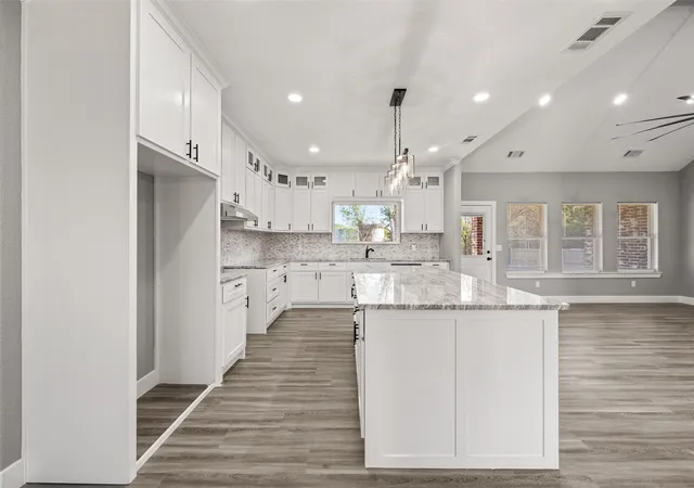 Photo 4 of Single family home for sale at 470 Elmwood Dr, Woodway, TX 76712 | MLS# 21214721 | Listing updated on 2026-09-30