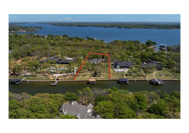 Photo 3 of Single family home for sale at 211 Sandpiper Dr, Mabank, TX 75156 | MLS# 21213192 | Listing updated on 2026-09-19