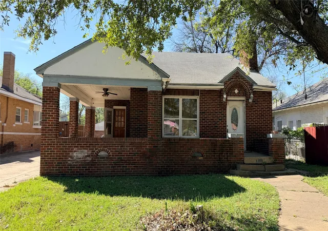 Photo 1 of Multi family home for sale at 811 S Tyler St, Dallas, TX 75208 | MLS# 21209774 | Listing updated on 2026-07-10