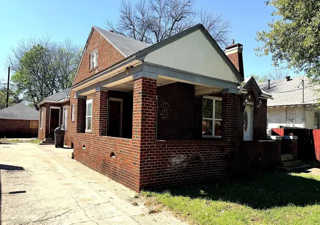 Photo 3 of Multi family home for sale at 811 S Tyler St, Dallas, TX 75208 | MLS# 21209774 | Listing updated on 2026-07-10