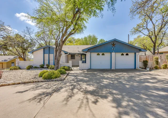 2nd image of 4031 Fairway Dr, Granbury, TX 76049 | MLS# 21205622