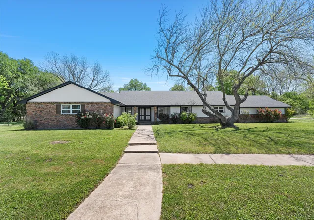 Homes for sale in Robinson, TX | 1049 W Moonlight Dr, Robinson, TX 76706 | MLS# 21217006