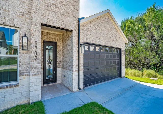 Homes for sale in Granbury, TX | 5702 Barkridge Dr, Granbury, TX 76048 | MLS# 21217039