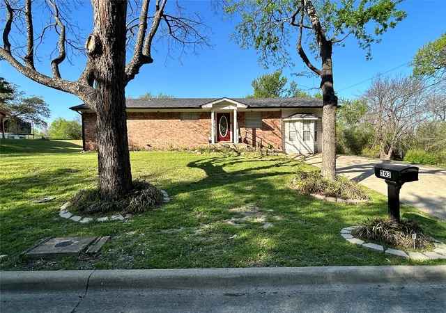 Photo 1 of Single family home for sale at 303 N Caesar St, Ennis, TX 75119 | MLS# 21217131 | Listing updated on 2026-09-17