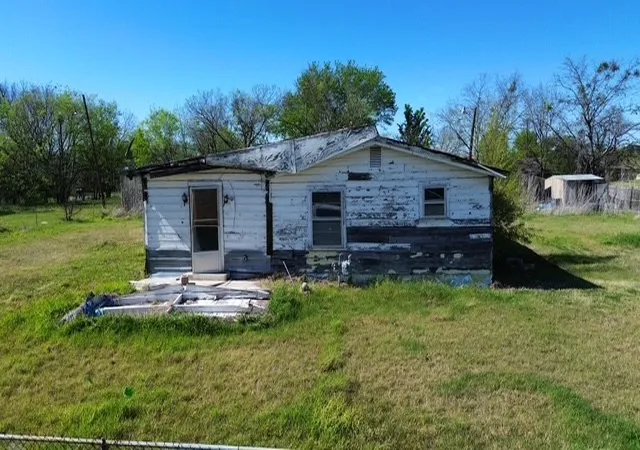 Photo 6 of Single family home for sale at 807 E 17th Ave, Corsicana, TX 75110 | MLS# 21217200 | Listing updated on 2026-08-17