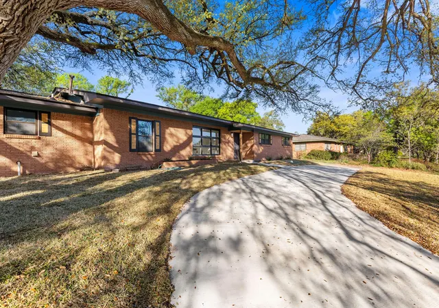 Photo 3 of Single family home for sale at 2324 Wooded Acres Dr, Waco, TX 76710 | MLS# 21214946 | Listing updated on 2026-08-28
