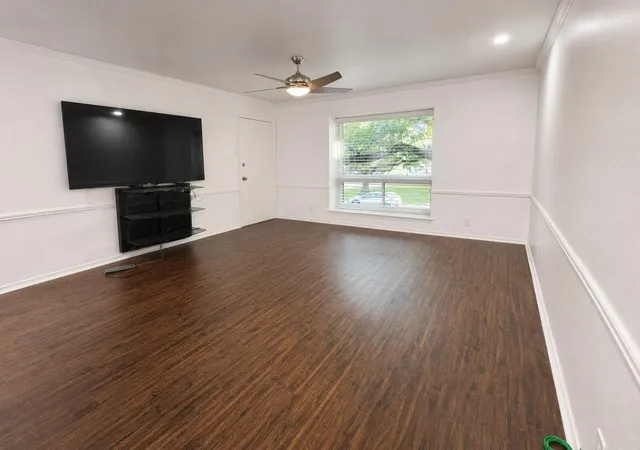 Listing Photo 5 - Condo for sale in building located at 10029 Regal Park Ln, Dallas, TX 75230 - Unit #212