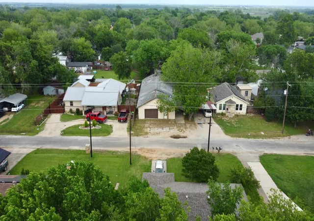 3rd image of 417 S Prairie St, Pilot Point, TX 76258 | MLS# 21217915