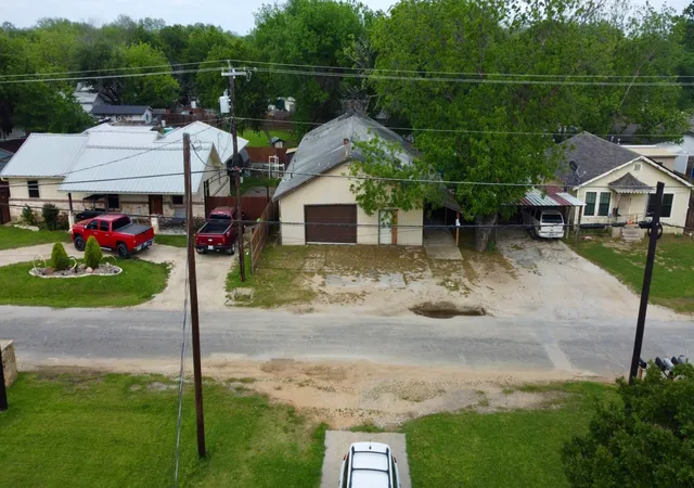 4th image of 417 S Prairie St, Pilot Point, TX 76258 | MLS# 21217915
