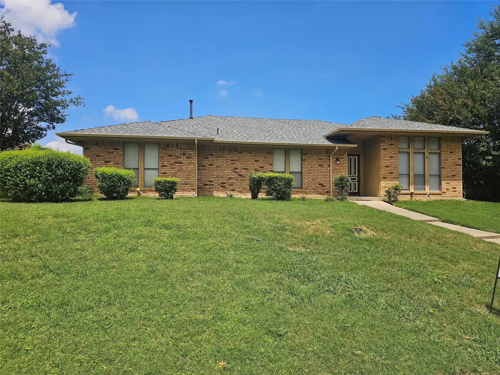 Photo 1 of Sale Pending at 1340 Grand Teton Dr, De Soto, TX 75115 | MLS# 21218069 | Listing updated on 2026-10-12