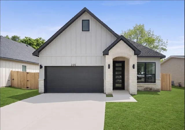 Photo 1 of Single family home for sale at 205 Grayson St, Leonard, TX 75452 | MLS# 21218126 | Listing updated on 2026-07-14