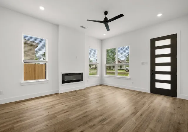 Photo 3 of Single family home for sale at 205 Grayson St, Leonard, TX 75452 | MLS# 21218126 | Listing updated on 2026-07-14