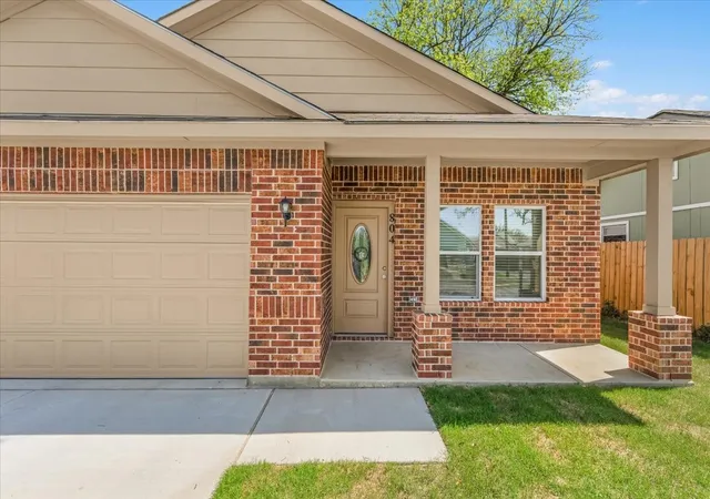 Photo 1 of Single family home for sale at 804 N Chandler Dr, Fort Worth, TX 76111 | MLS# 21218133 | Listing updated on 2026-08-30