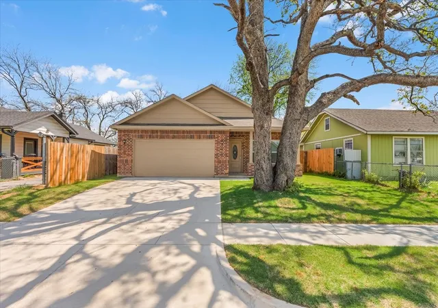 Photo 2 of Single family home for sale at 804 N Chandler Dr, Fort Worth, TX 76111 | MLS# 21218133 | Listing updated on 2026-08-30