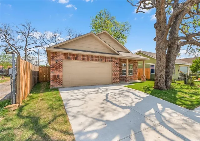 Photo 3 of Single family home for sale at 804 N Chandler Dr, Fort Worth, TX 76111 | MLS# 21218133 | Listing updated on 2026-08-30