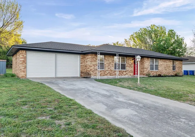 Photo 3 of Sale Pending at 605 Catalina Dr, Waco, TX 76712 | MLS# 21218026 | Listing updated on 2026-07-09