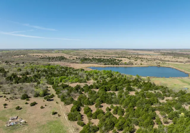 2nd image of 930 Lakeside Dr, Waxahachie, TX 75165 | MLS# 21217225
