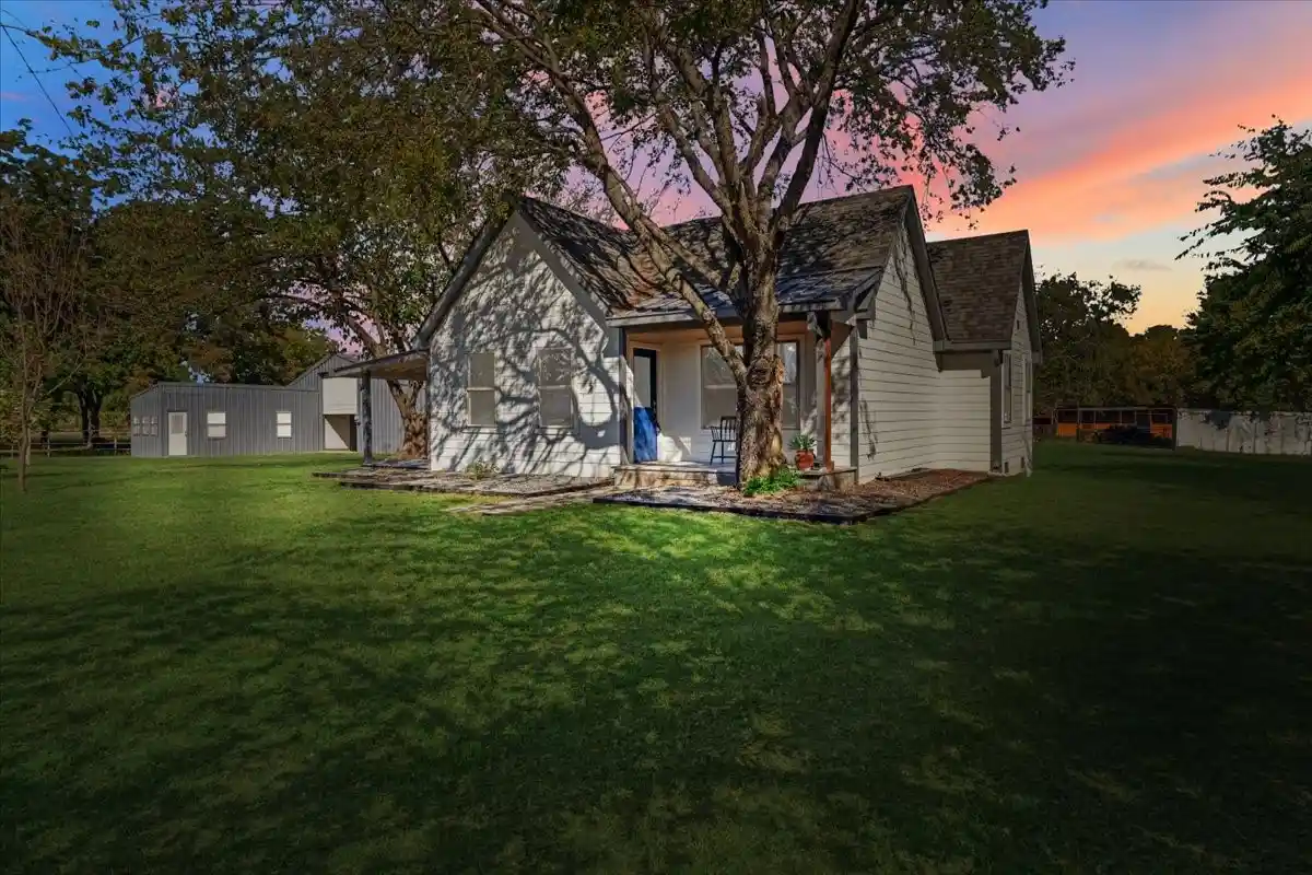 Photo 1 of Single family home for sale at 402 W Sam Rayburn Rd, Ector, TX 75439 | MLS# 21218219 | Listing updated on 2026-05-27